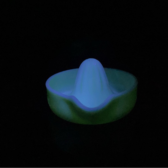 McKee Large Vintage Uranium Yellow Custard Glass Sunkist Juicer Citrus Reamer - Picture 5 of 12